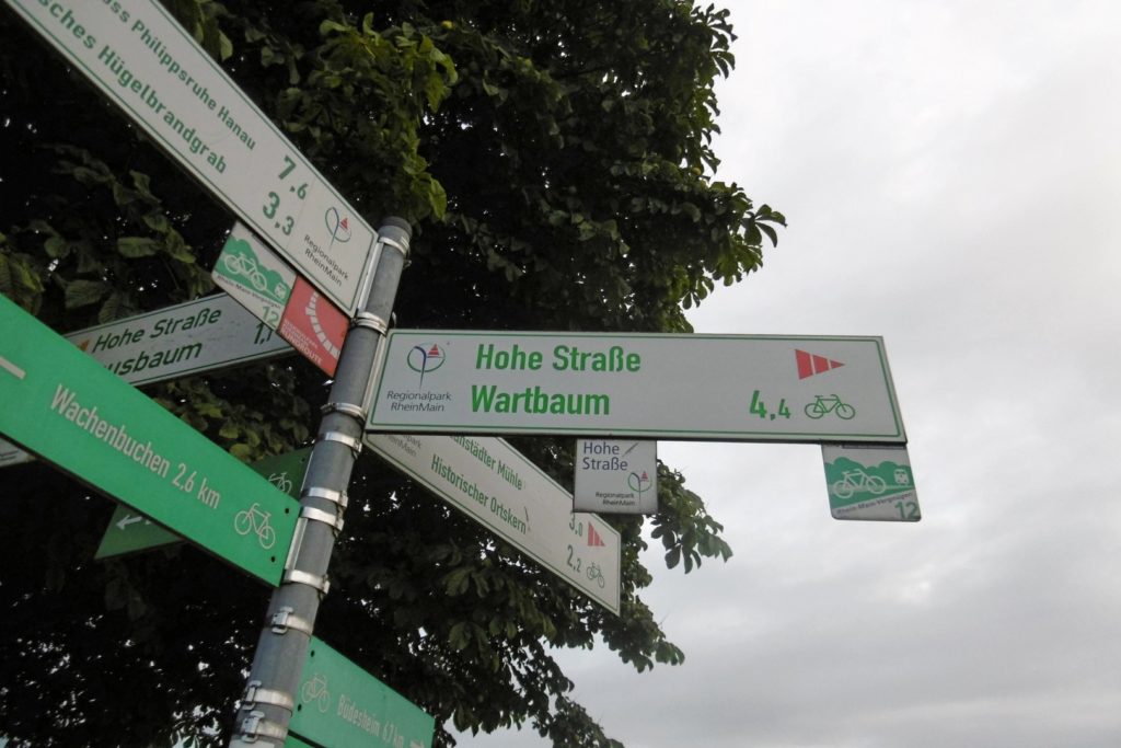 Anzeige der Fahrradwege - Hohe Straße geht nach rechts weiter, 4.4 km bis Wartbaum