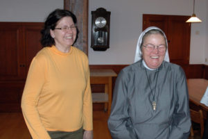 2 Frauen im Kloster Stühlingen. Beide lachen herzlich und kneifen dabei die Augen zu.