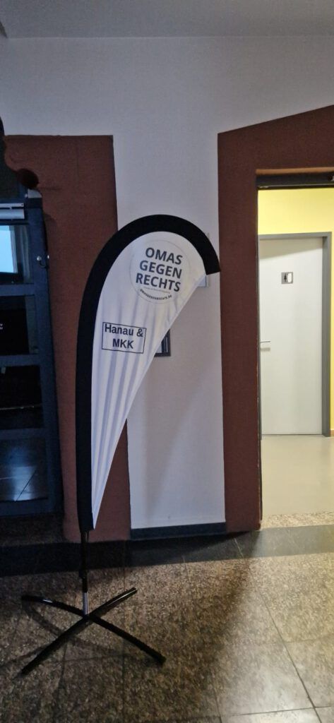 Ein weißer Banner der Omas gegen Rechts