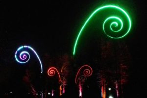 Bunte Lichtstrahlen beim Lichterfest in Mannheim