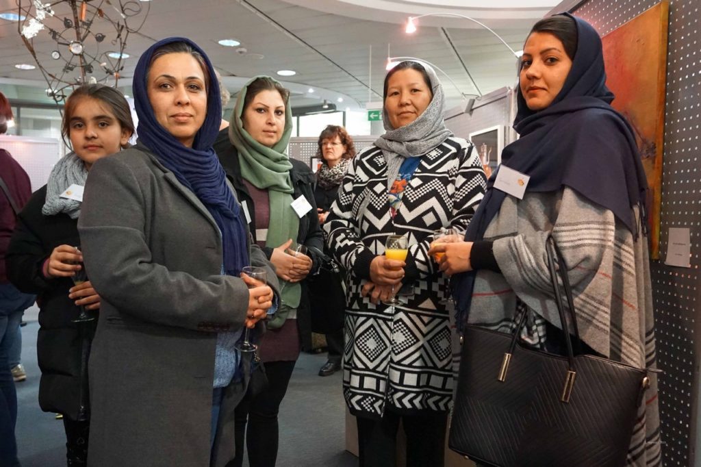 Interessierte unterschiedlicher Kulturen kamen. Das Bild zeigt vier Frauen mit Kopftüchern.
