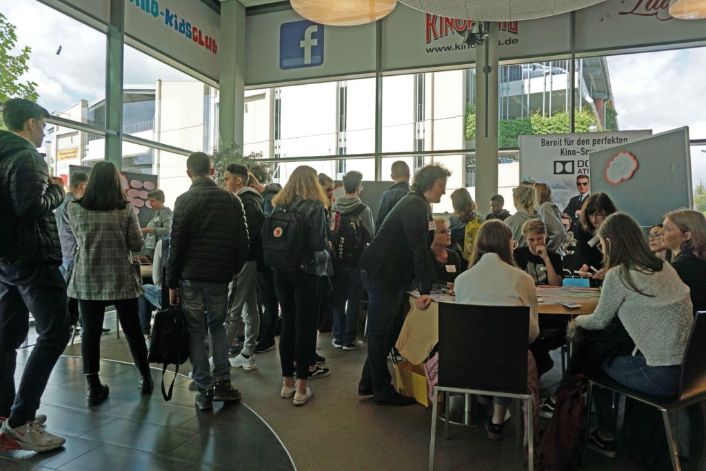 Reger Ansturm bei der ersten Demokratiekonferenz: Im Kinopolis Hanau fanden sich etwa 220 TeilnehmerInnen zusammen.