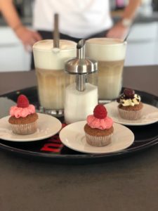 Leckere kleine Cupcakes: Das Bild zeigt angerichtete Kuchenstückchen mit Getränken.