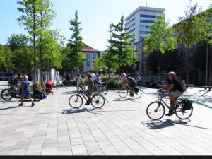 Fahrrad-Corso durch die Stadt. Auf den Gepäckträgern sind Schwimmnudeln befestigt. Diese sollen den Abstand symbolisieren, den Autofahrer zu Radfahrern einhalten müssen.