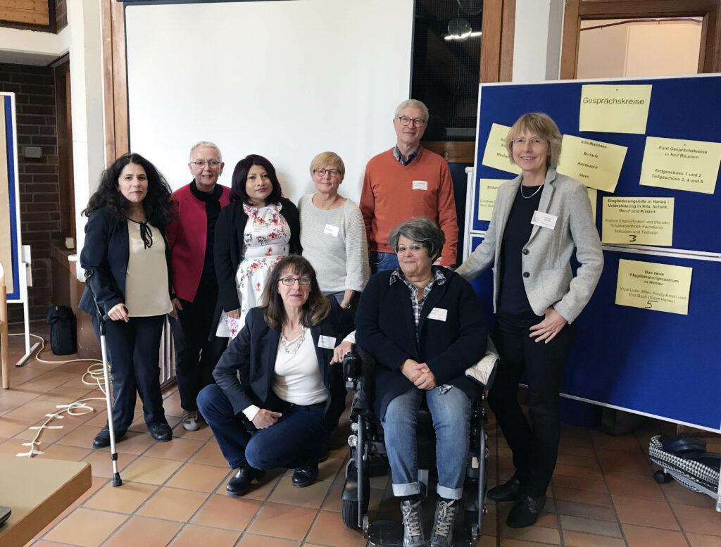 Foto zeigt Aktive von Menschen in Hanau und die Referentin der Hessischen Landesregierung für Menschen mit Behinderung Asse Oluk