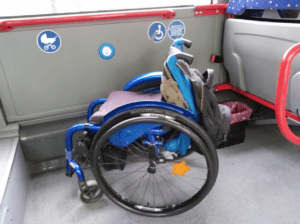 Ein Rollstuhl steht im Mehrzweckbereich eines Buses und demonstriert so die Platzverhältnisse.