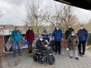 2021: Die Checker-Gruppe steht auf dem Bahnsteig in Hanau-Steinheim.
