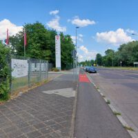 Ein rot gekennzeichnet Stück Radweg markiert eine Ein- bzw- Ausfahrt als Gefahrequelle