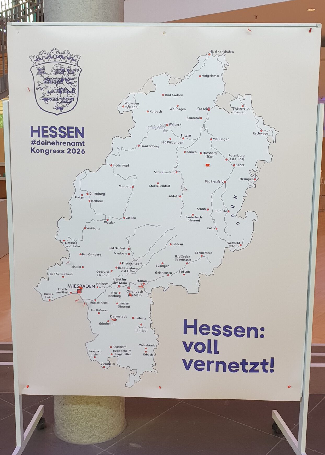 Foto vom Kongress „Dein Ehrenamt 2026“: Tafel mit einer Karte von Hessen abgedruckt. Aufschrift: "Hessen: voll vernetzt"