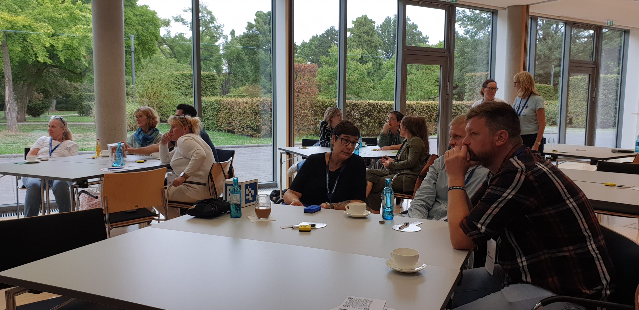Foto vom Kongress „Dein Ehrenamt 2026“: Menschen sitzen in einem Veranstaltungsraum und nehmen an einem Quiz teil. Sie beraten sich in Gruppen über die mögliche Antwort.
