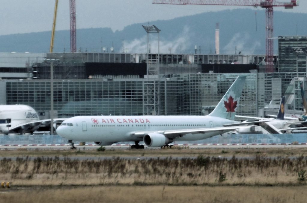 Das Foto vom Aussichtspunkt Ost zeigt eine Maschine von Air Canada auf dem Weg zum Rollfeld.