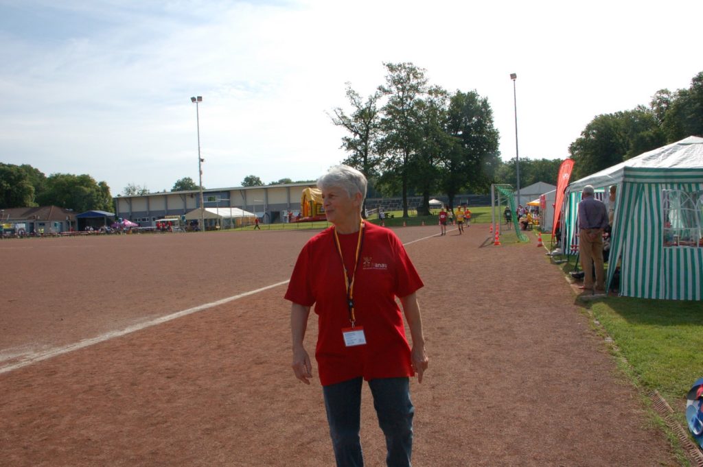 Das Bild zeigt Doris Peter auf der Laufstrecke im Stadion.