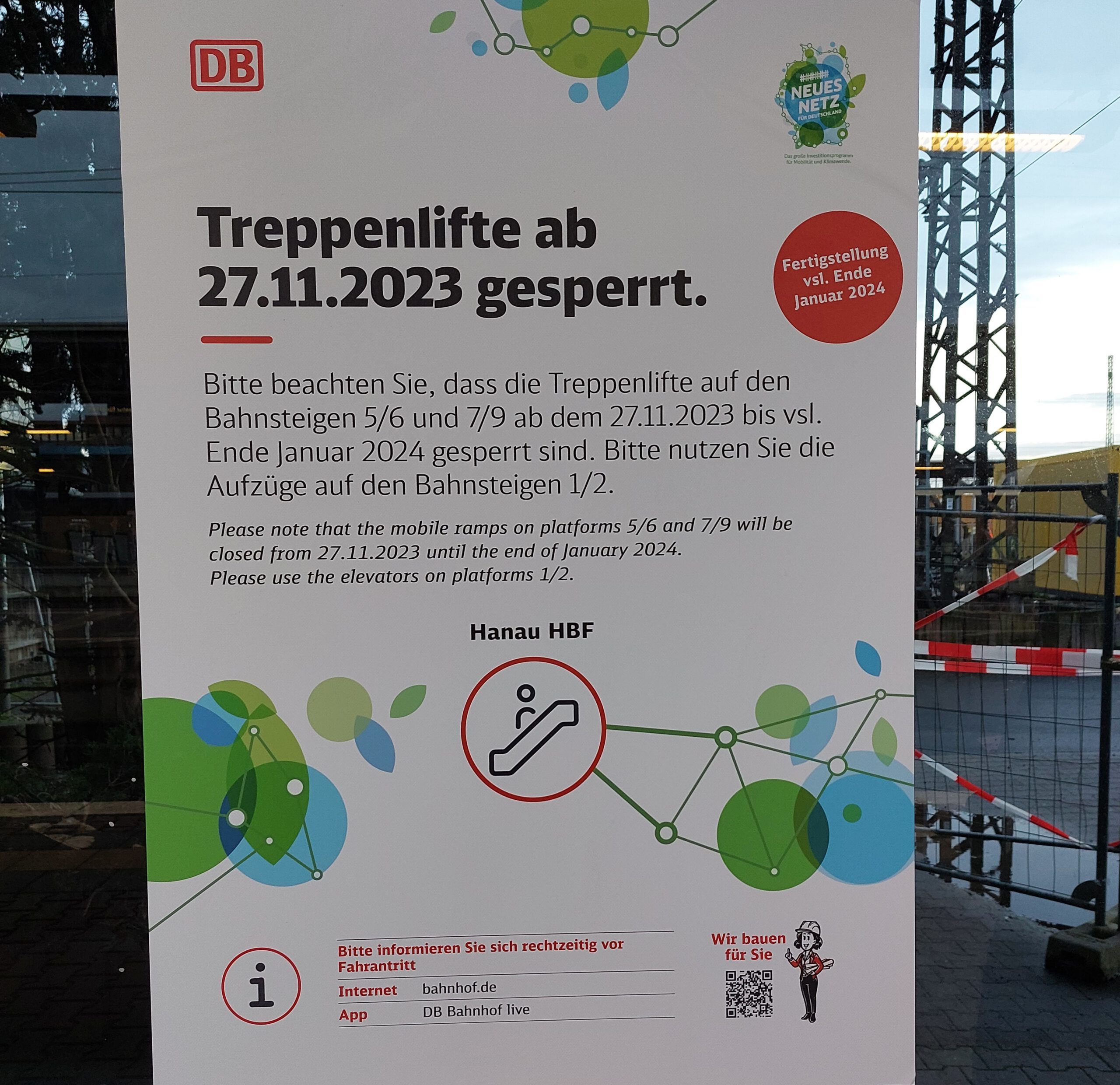 Das Plakat hängt im Bahnhof in Hanau und informiert, dass die Treppenlifte ab November 2023 gesperrt sind.