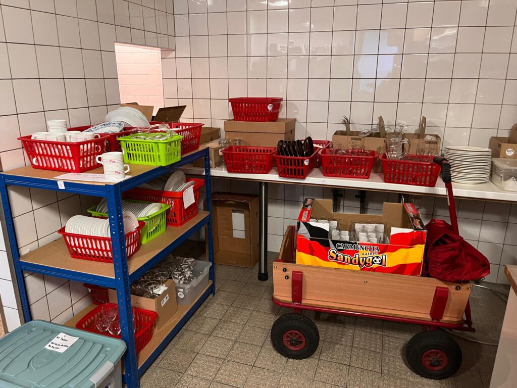 Eine Küche und ein Trolly