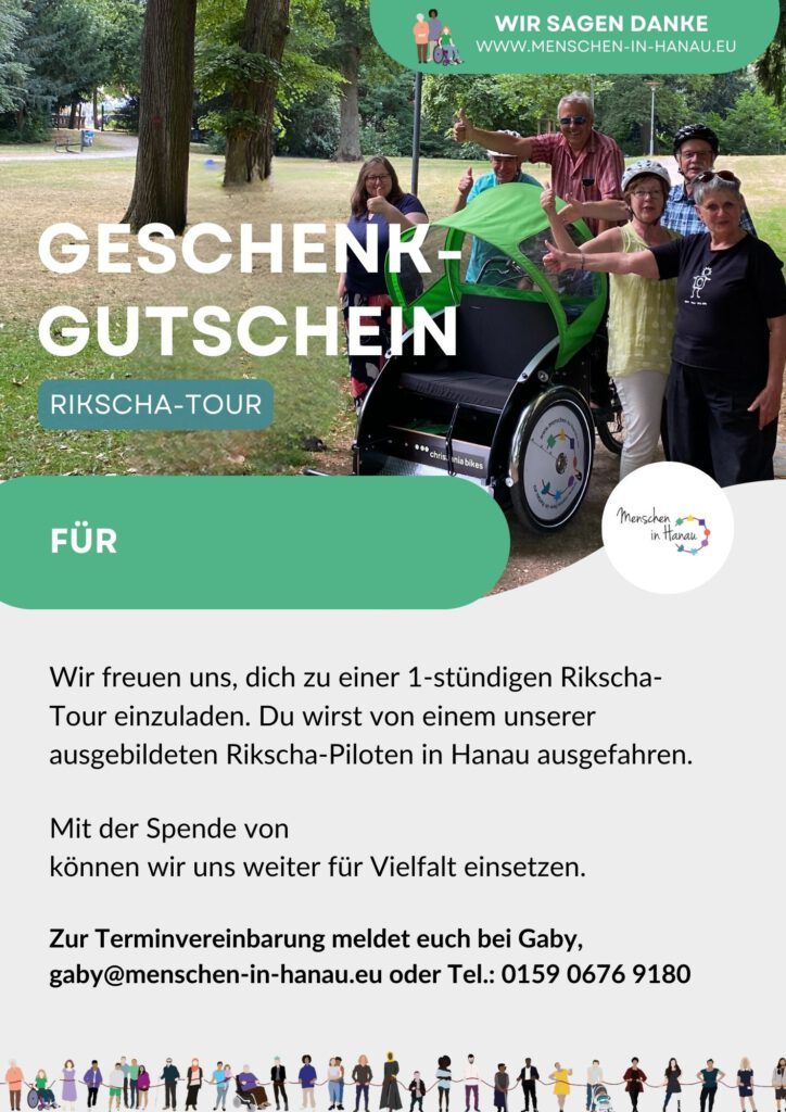 Ein Foto des Geschenk-Gutscheins für eine Rikscha-Touren. Eine grüne Rikscha mit Menschen drum herum die den Daumen hoch zeigen. Weiterhin sieht man das Logo von Menschen in Hanau und den Text.