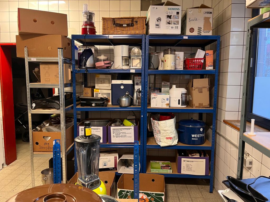 Blaues Regal mit verschiedenen Küchenartikeln