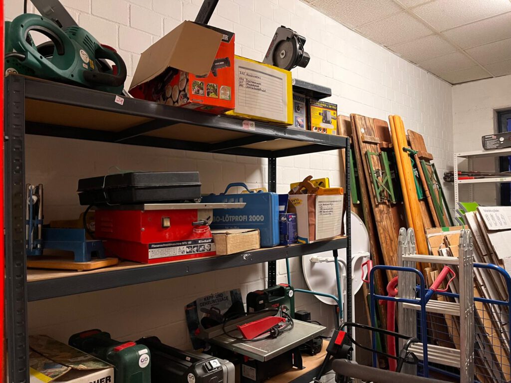 Verschiedenes Werkzeug wie Sägen, Bierzeltgarnituren etc.
