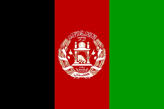 Das Bild die Nationalflagge von Afghanistan. Quer gestreift in schwarz, rot und grün. Rot ist am breitesten und darauf ein in weiß abgebildetes Logo.