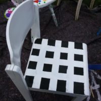 Stuhl mit Rautenmuster in schwarz weiß