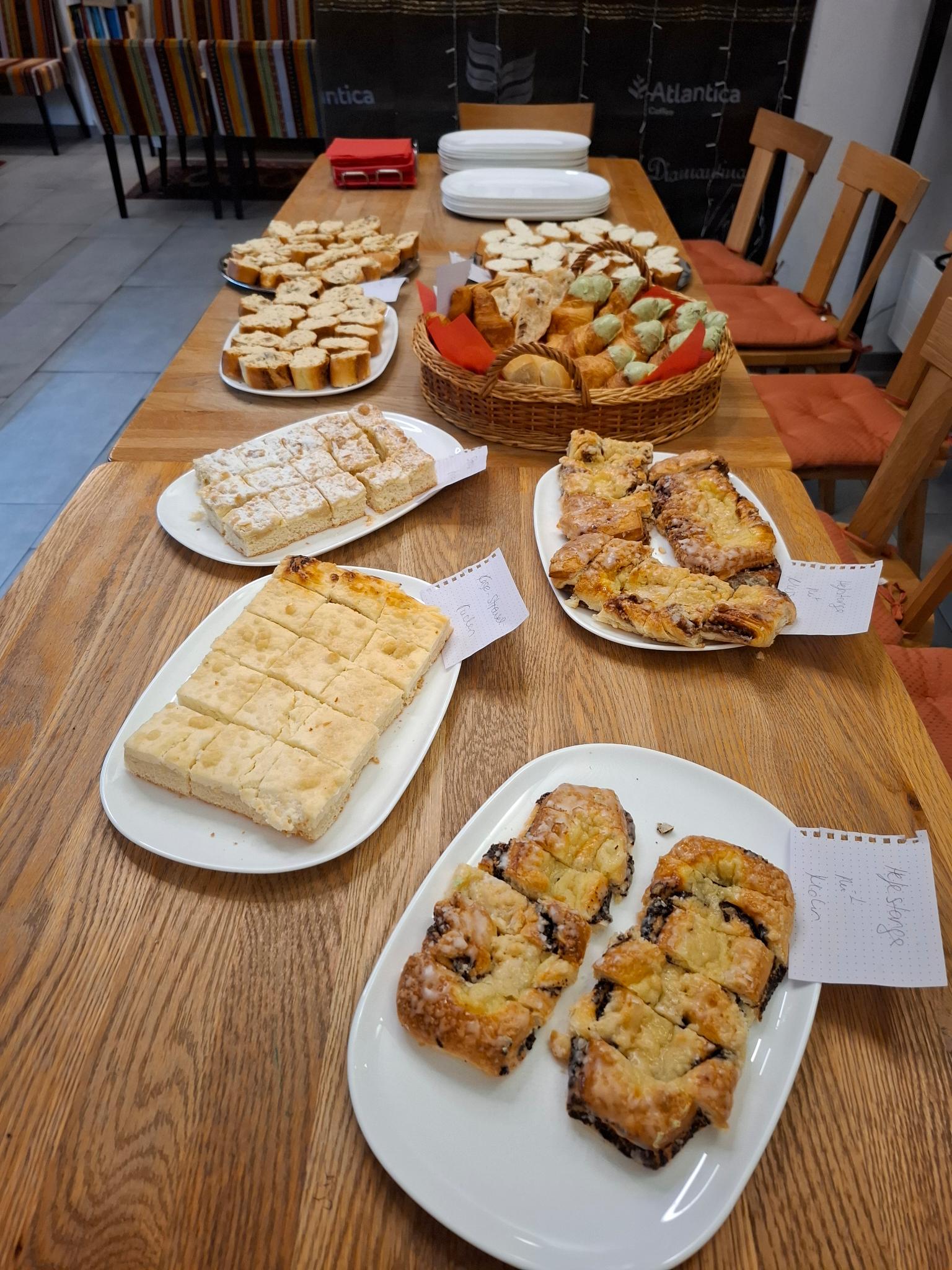 Fertig bereitetes Gebäck auf einem Tisch.