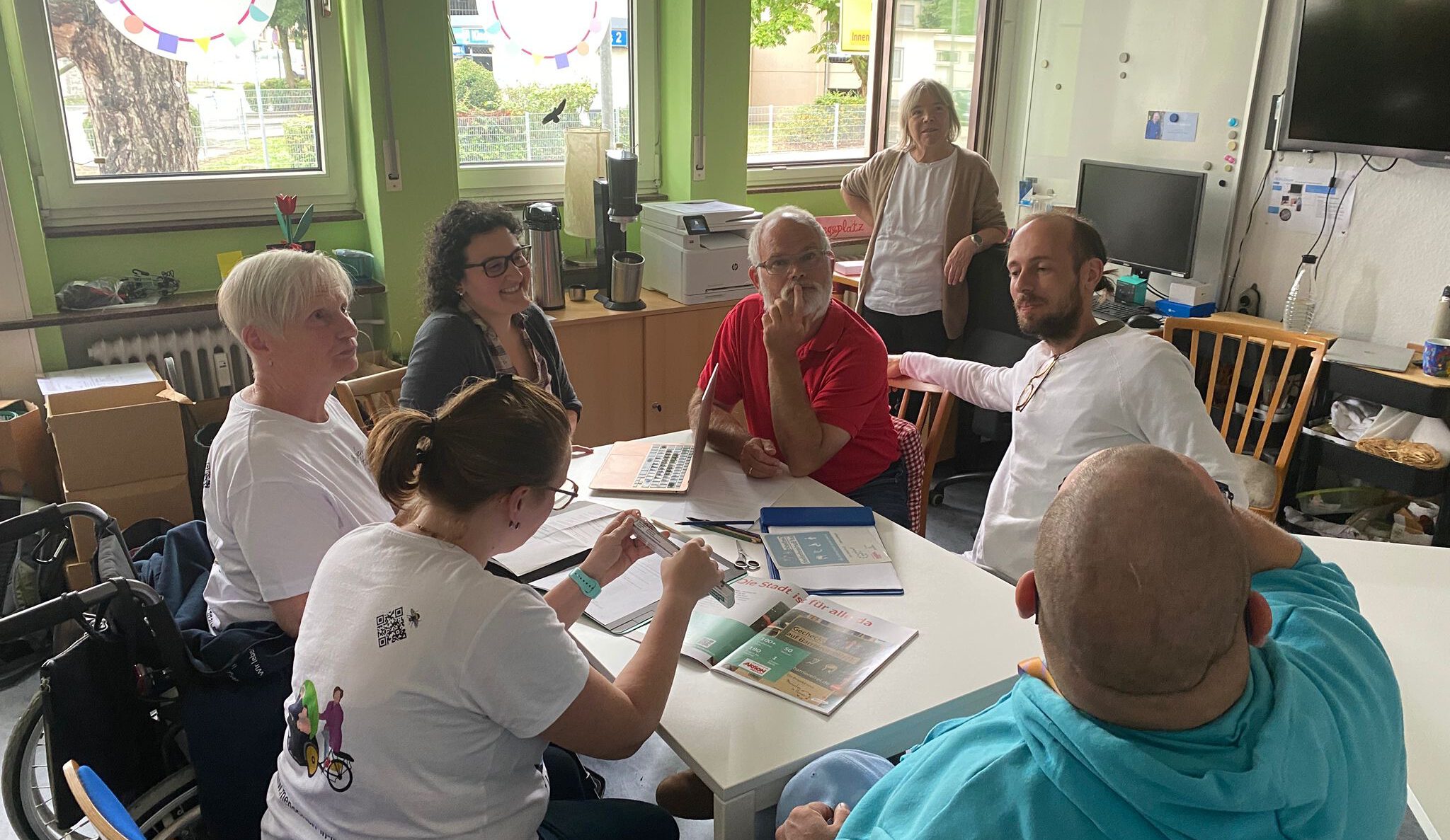 Checker sitzen zusammen um einen Tisch