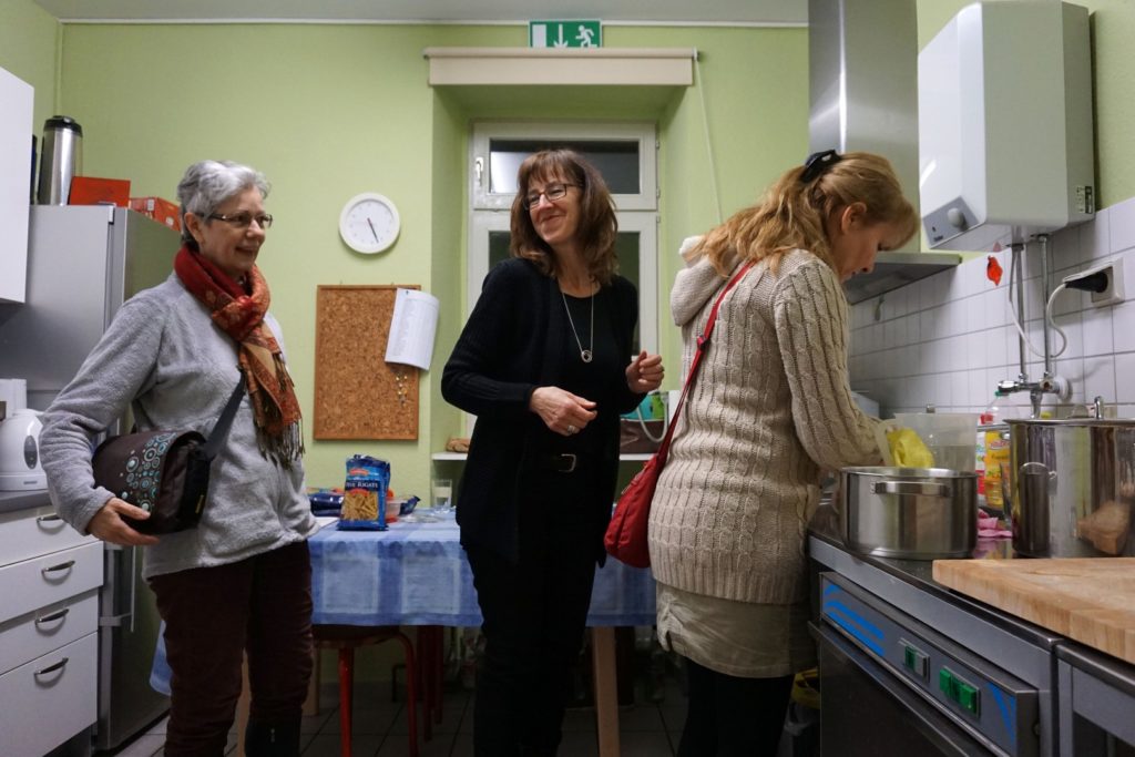 Unterstützung für die Vorbereitungen. Heidrun und Patricia sind mit Sylvie in der Küche, um die verschiedenen Hauptgerichte anzurichten.
