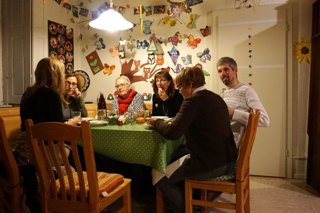 Es wird fleißig gegessen. Das Foto zeigt einen der Tische mit Heidrun, Anna, Renate, Sylvie, Daniel und Lilo. Alle haben etwas zu essen vor sich.