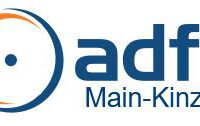 Logo des adfc MKK. Ein orang-blauer Kreis mit einem blauen Punkt in der Mitte.