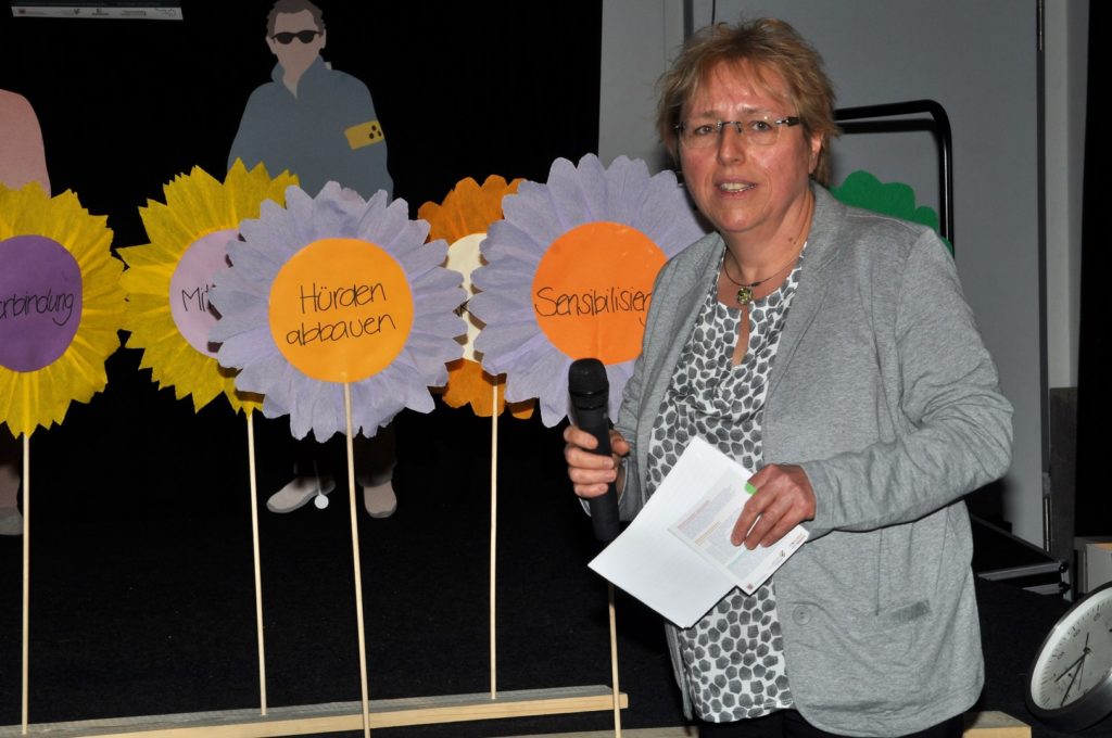Das Bild zeigt Ingeborg Spreuer, Referentin des Hessischen Ministeriums für Soziales und Integration im Bereich UN-Behindertenrechtskonvention, bei ihrem Vortrag zum Thema Modellregionen in Hessen.