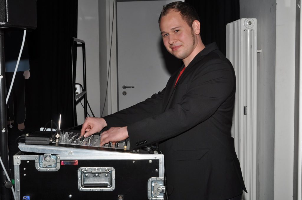 Das Bild zeigt DJ Kai Caspar, der an dem Abend mit seiner Technik für die Musik zuständig war.