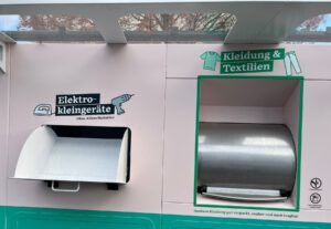 Auch für elektrische Kleingeräte und Altkleider ein eigener Einwurf