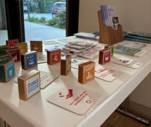 Verschiedene Spielkarten auf einem Tisch