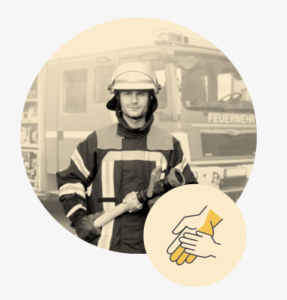 Ein Feuerwehrmann mit Taschenlampe und im Vordergrund als Icon zwei Hände 