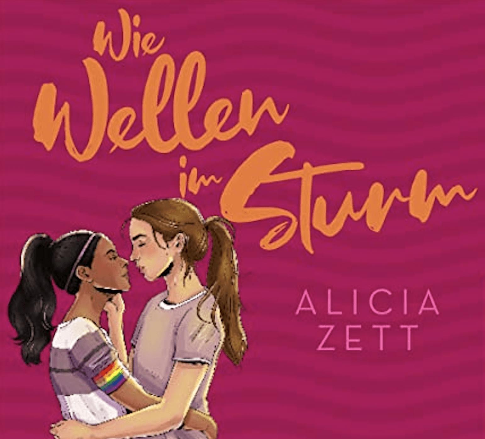 Das Cover des Buches "Wie Wellen im Sturm" ist zu sehen. Auf rötlichem gewellten Hintergrund steht der Titel und zwei Mädchen die sich in den Armen halten und zum Kuss ansetzten. Eins der Mädchen trägt eine Regenbogenarmbinde und ein Fußballtrikot