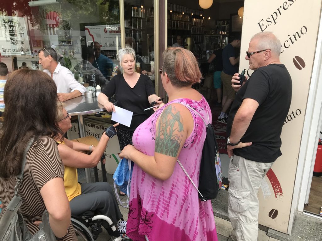 Angeregte Diskussion mit der Eigentümerin des Cafés vor ihrem Lokal.