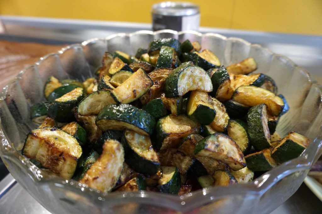 In einer Glasschüssel fertig vorbereitet gewürfelte und angebratene Zucchini