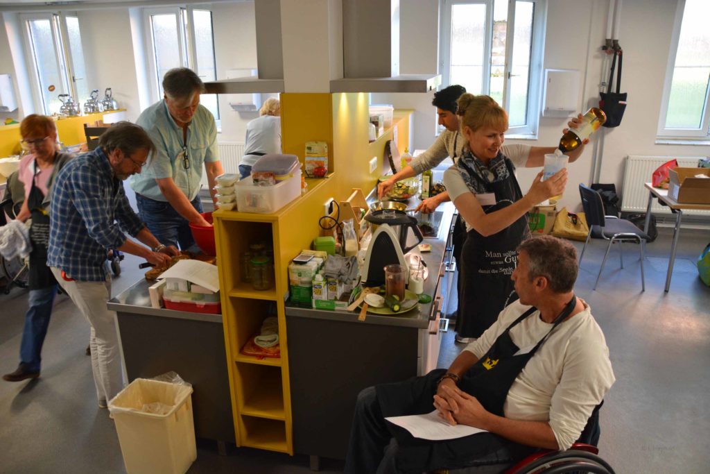 Sechs Personen von Menschen in Hanau arbeiten fleißig in der Küche