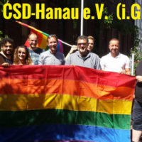 Gründungsfoto des CSD-Hanau e.V.: Die Gründer halten zusammen eine Regenbogen-Fahne.