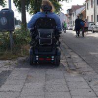 Der Gehweg am Bahnhof Großauheim ist sehr schmal. Mit einem E-Rollstuhl lässt sich kaum darauf fahren. Auf dem Bild ist dies zu sehen.