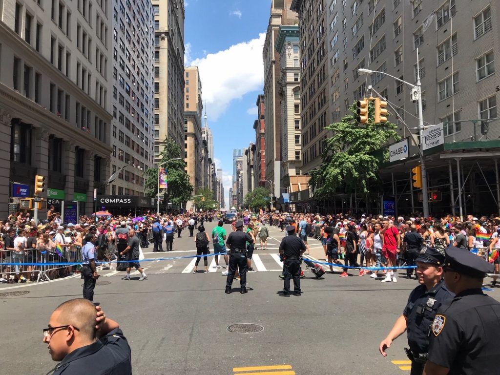 CSD Demo in Manhattan: viele Menschen haben sich am Straßenrand versammelt, die Polizei regelt die Kreuzungen.
