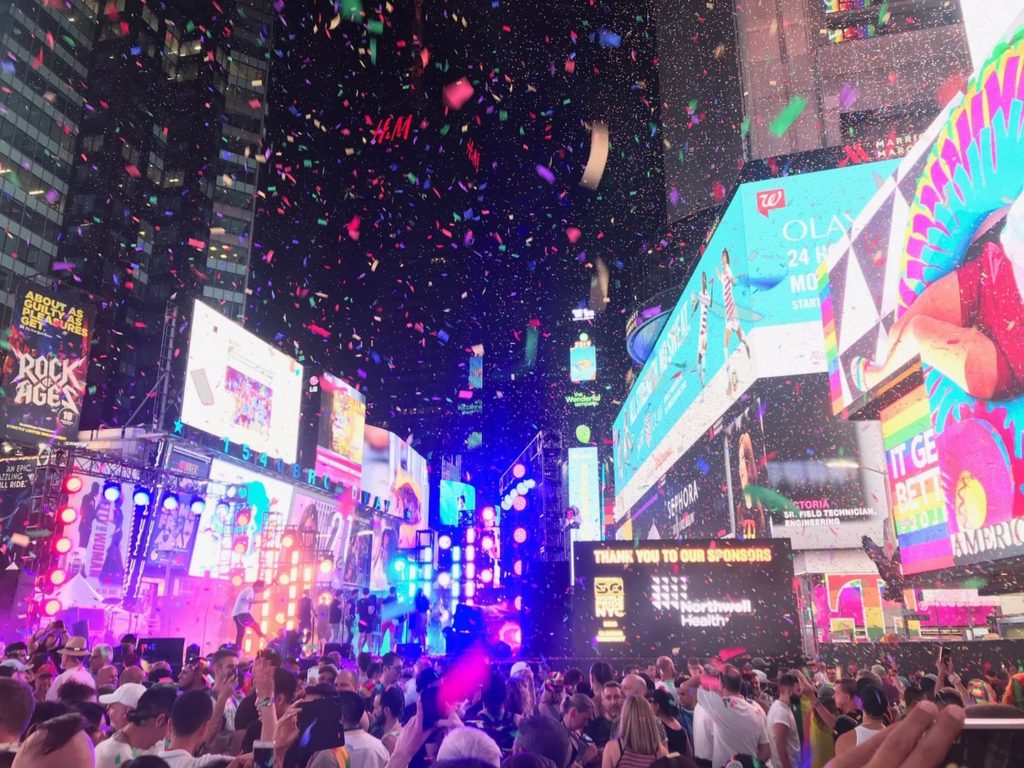 Abschluss vom NYC World Pride: Konfetti-Regen ergeht über den Times Square.