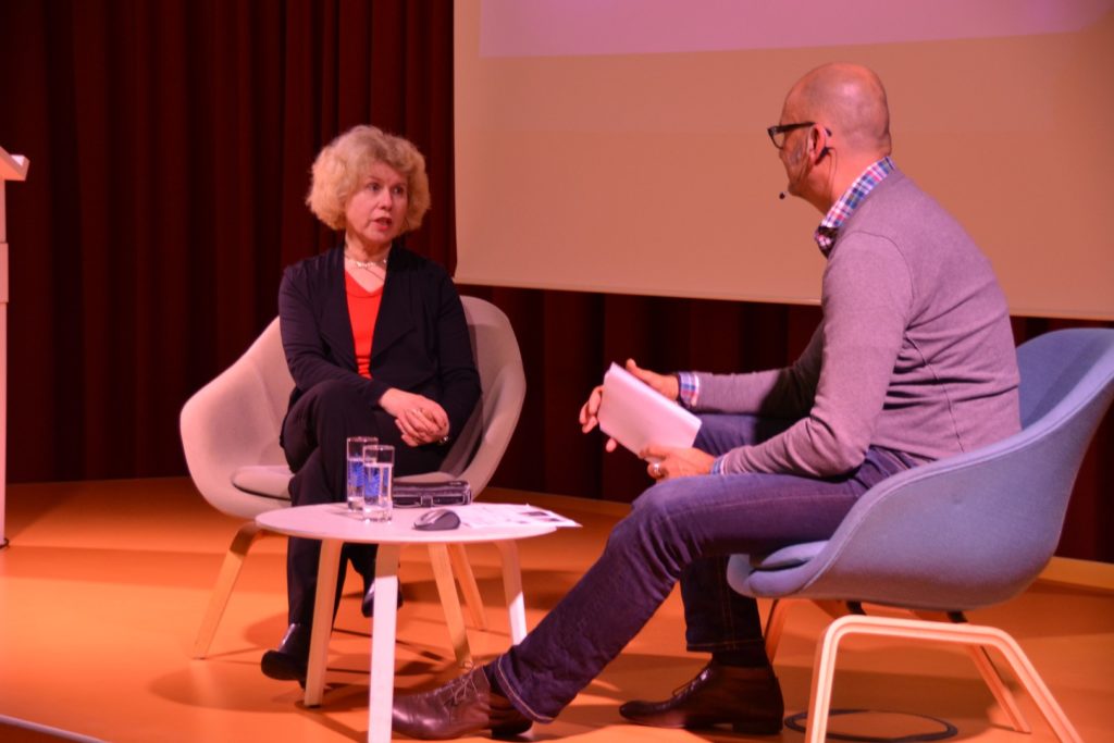 Das Bild zeigt Silvia Schäfer und den Moderator des geführten Gesprächs auf der Bühne.
