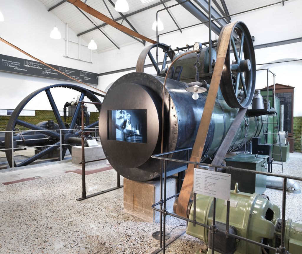 Das Foto zeigt eine Dampfmaschine aus alten Zeiten.
