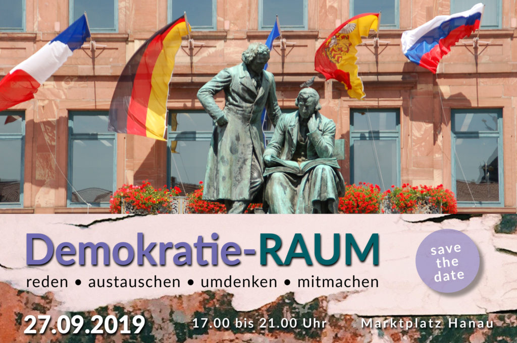 Foto des Denkmals der Brüder Grimm mit europäischen Flaggen im Hintergrund. Im Vordergrund ein Banner mit den Angaben zur Veranstaltung