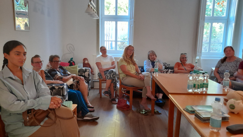 Eine Gruppe von Menschen sitzt zusammen und diskutiert