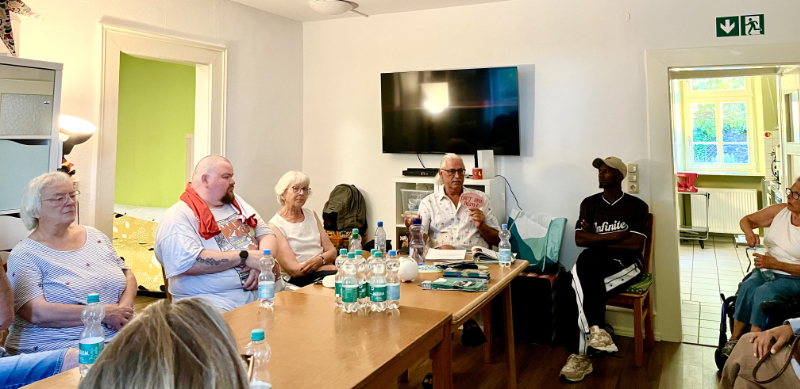 Eine Gruppe von Menschen sitzt zusammen und diskutiert