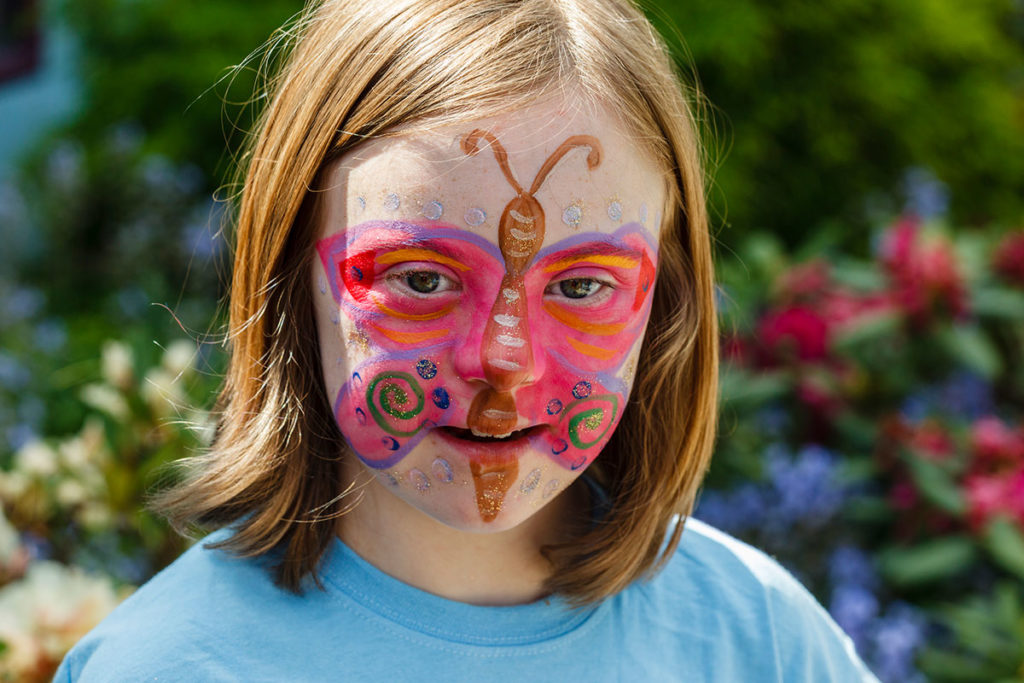 Das Bild zeigt ein junges Mädchen, welches sich schminken lassen hat.