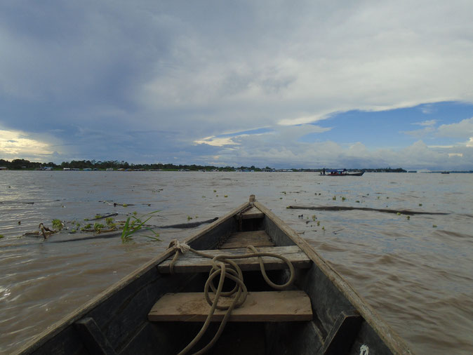 Elke sitzt in einem kleinen, hölzernen Boot und ist auf dem Weg nach Iquitos. Das Bild zeigt den vorderen Teil des Bootes, welches auf dem Amazonas ist.