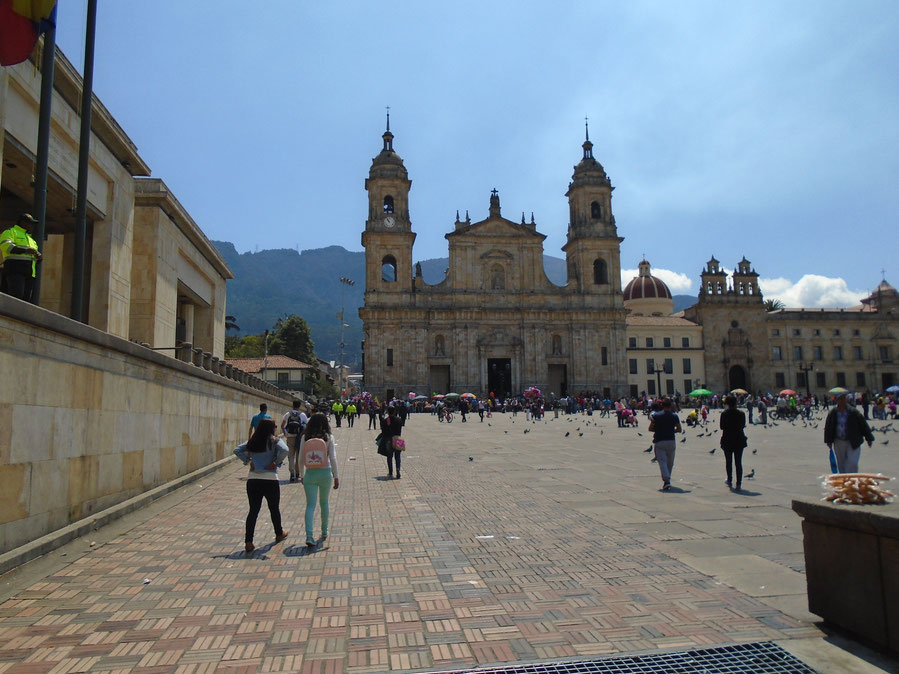 Das Bild zeigt die Kathedrale in Bogota mit dem davor liegenden, großen Platz. Der Himmel ist herrlich blau.