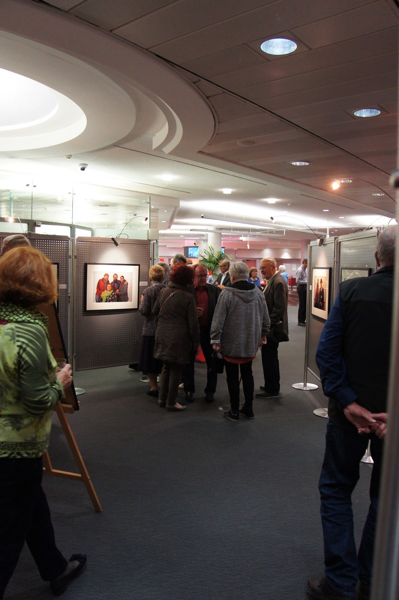 Besucher betrachten die Fotos der Ausstellung 'Wir in Hanau'